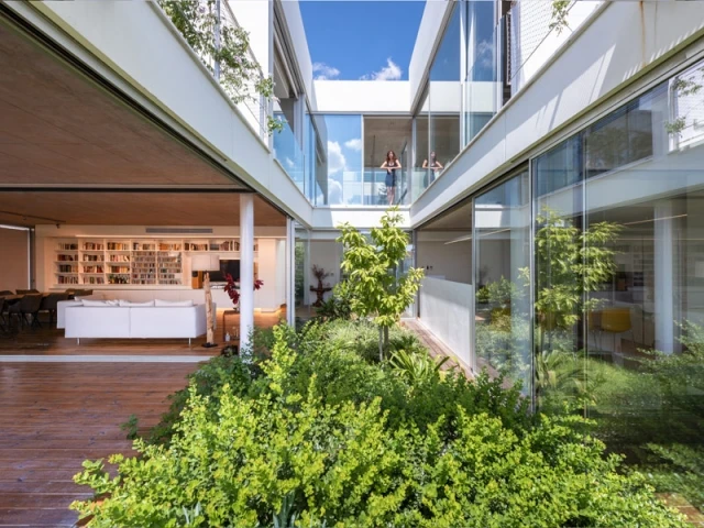 Une maison jardin, surprenante bulle de verdure en ville 