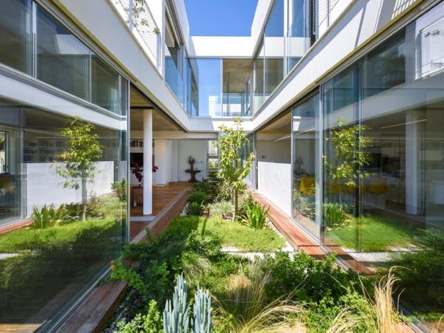 Une maison plantée de verdure