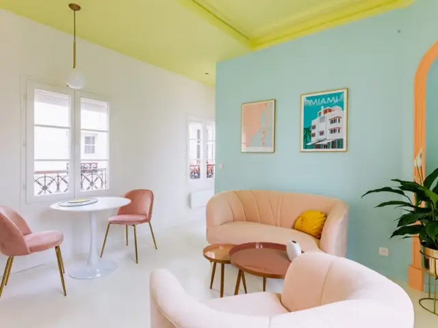 Un salon cosy à la déco couleur sorbet