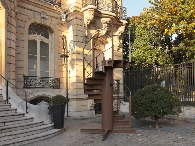 Le tronçon n°17 de l'escalier de la Tour Eiffel exposé chez Artcurial