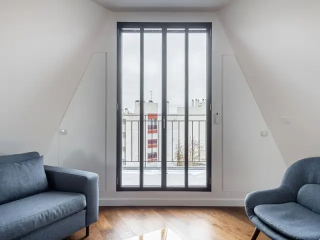 Un salon avec vue grâce au balcon