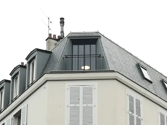 Un balcon en zinc en parfaite harmonie avec la toiture