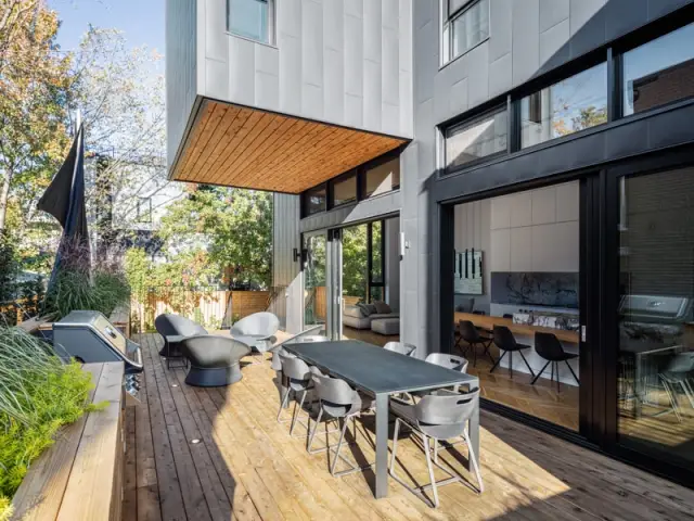 Une chaleureuse terrasse en bois