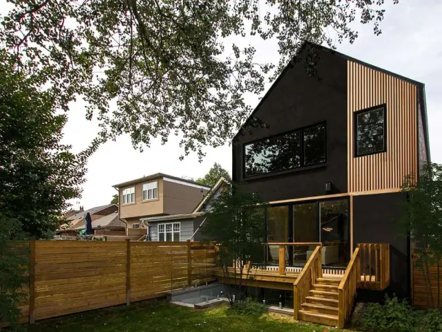 Une façade noire côté jardin