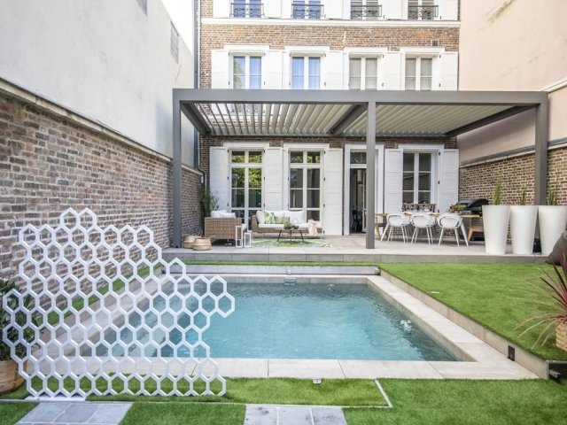 Une petite piscine dans un jardin citadin