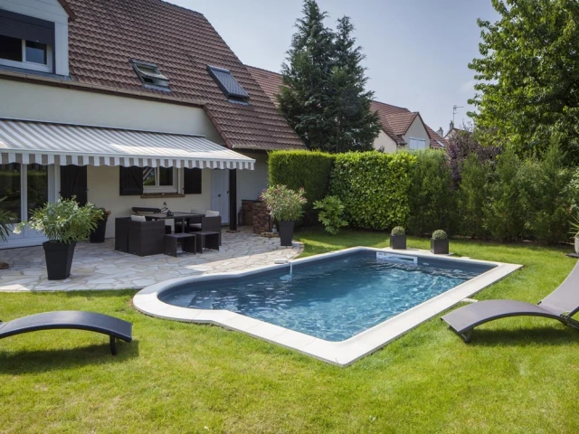 Une petite piscine pour un jardin plus confortable