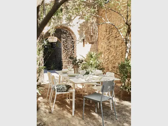 Une terrasse sous les arbres