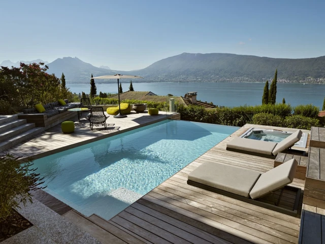 Une terrasse avec piscine élégamment transformée