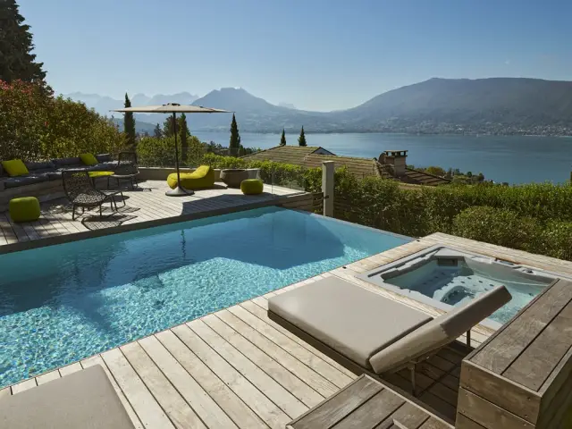 Une piscine avec vue 