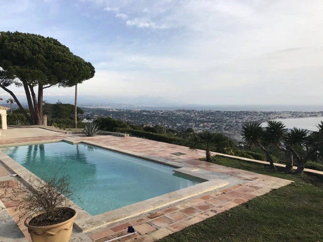 Avant : une piscine avec vue à sublimer 