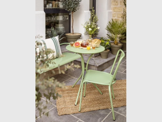 Table ronde, chaise et banc en métal, Bergamotte, prix : table 249 &euro;, chaise 289,90 &euro; (par 2), banc 299,90 &euro;