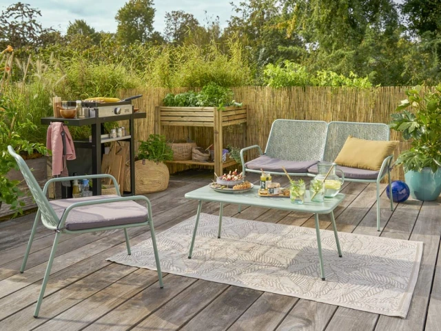 Banc, fauteuil et table basse en acier Tendance, Gamm Vert, prix : 108,95 &euro;, 67,95 &euro; et 54,95 &euro;