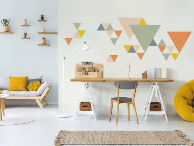 Des triangles colorés autour du bureau