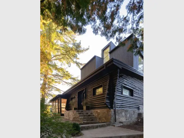 Un chalet rustique à l'architecture traditionnelle