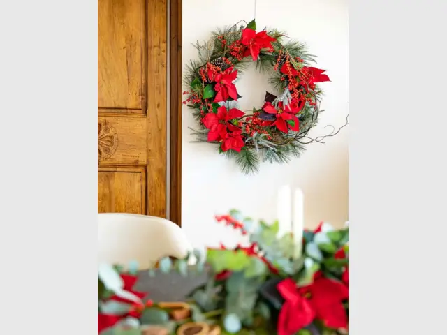 Une couronne de Noël avec des poinsettias