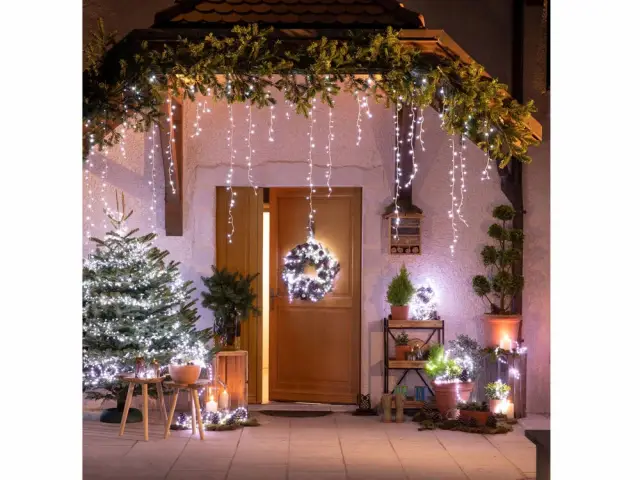 Une maison illuminée pour Noël dès l'entrée