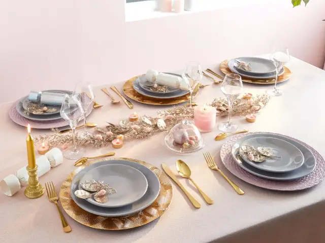 Une table de fêtes pastel pleine de douceur