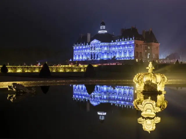 Des jeux de lumière sur la façade du château