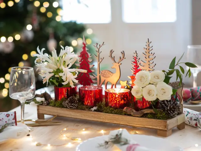 Fleurs blanches et bougies pour un centre de table lumineux