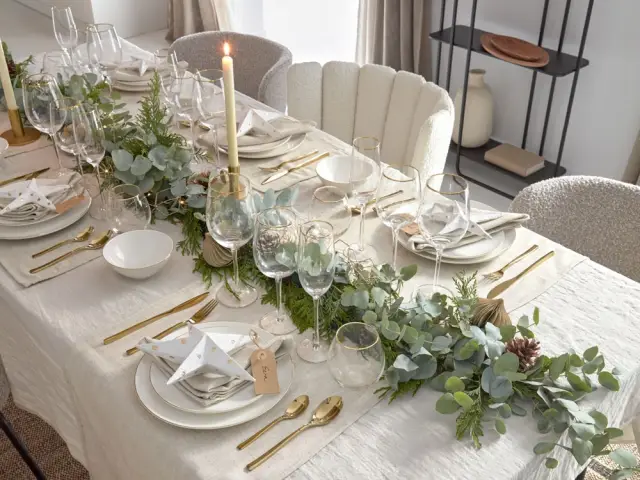 Des feuilles tressées en guise de chemin de table