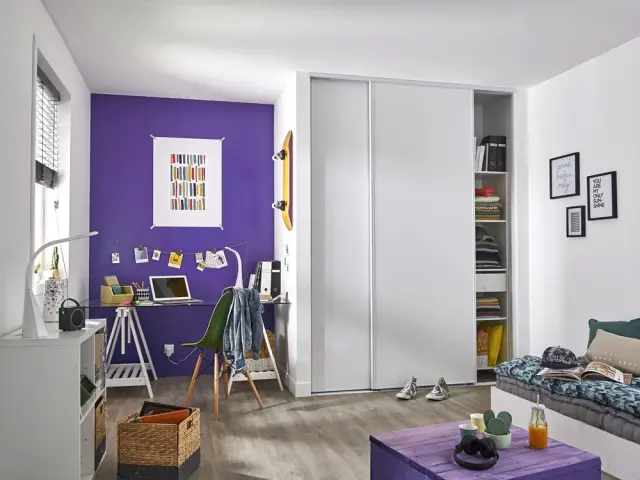 Un mur violet pour égayer mon studio