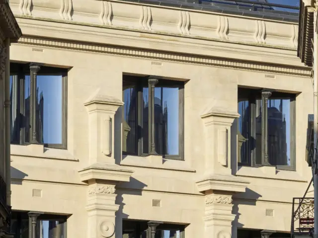 Une façade de pierre connue - La Poste du Louvre