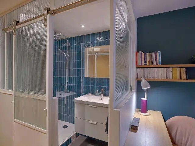 Une salle de bains séparée par une verrière 