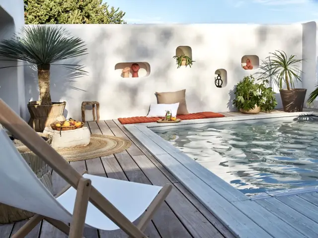 Une mini piscine sur la terrasse