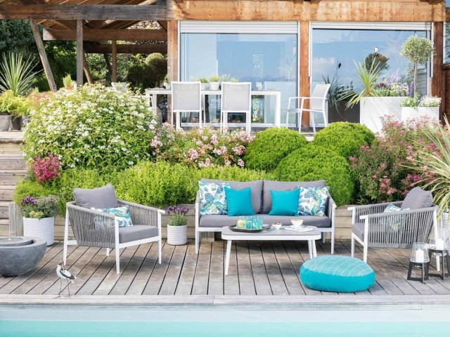 En mai, il est temps de penser à son extérieur : installer une terrasse ou  une véranda, aménager et décorer votre jardin et pourquoi pas une piscine !  - La Maison Des Travaux
