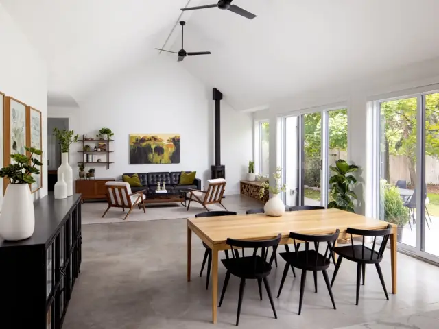 Une salle à manger aux volumes généreux