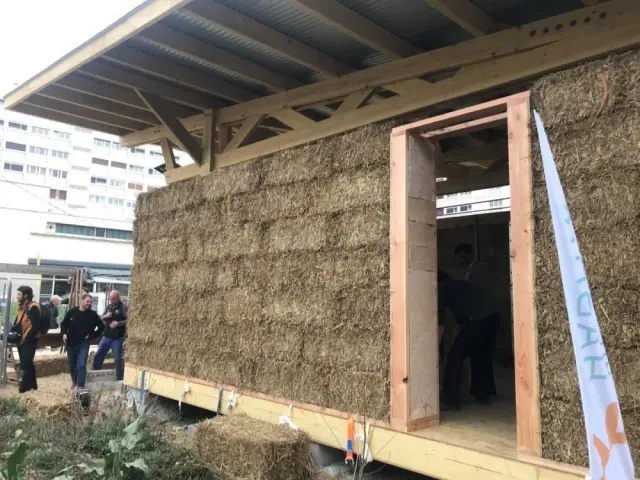 Une petite maison qui ne repose que sur la paille - maison paille porteuse