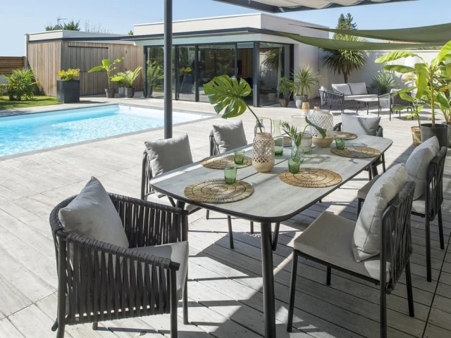 Un coin repas convivial près de la piscine 