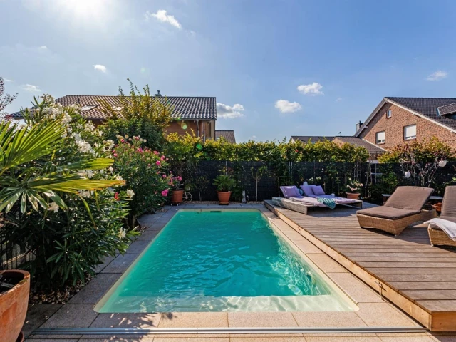 Une terrasse mobile qui se positionne au-dessus du bassin