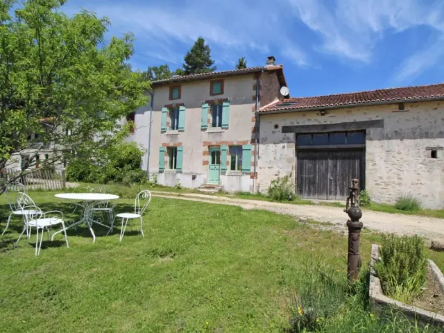 Un vieux corps de ferme habilement rénové