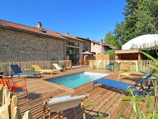 Une chaleureuse terrasse en bois avec piscine