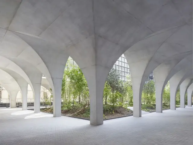 Une colonnade pour relier le bâtiment à la ville - Projet Morland (IVème arrondissement de Paris)