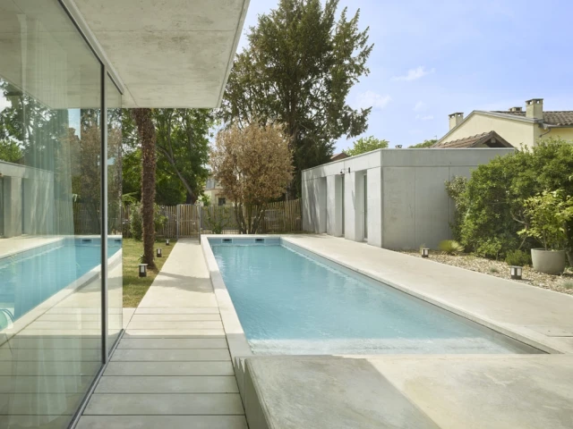 Une piscine et une maison d'invités