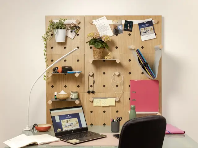 Un pegboard pour organiser son bureau