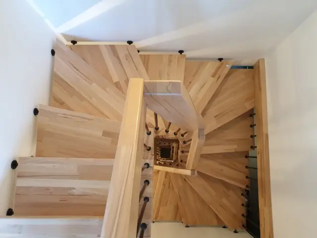 Un escalier en bois pour relier les différents étages