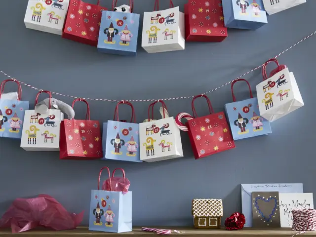 Un calendrier de l'Avent avec des petits sacs en papier