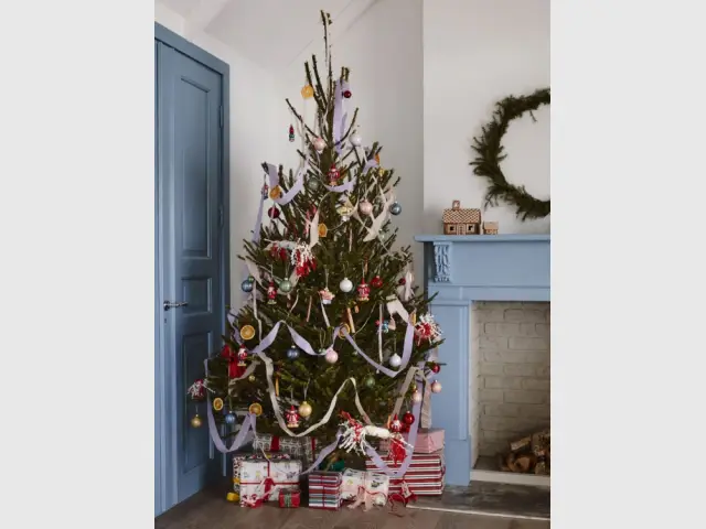 Un sapin à la déco ludique qui sent bon Noël