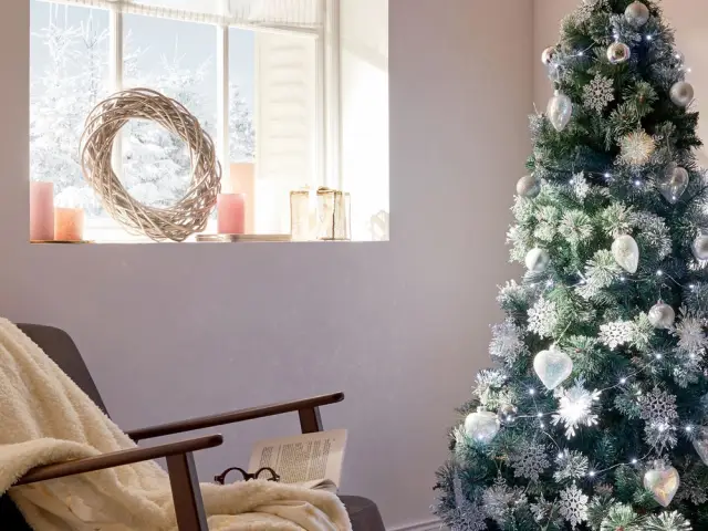 Une couronne de Noël en bois tressé