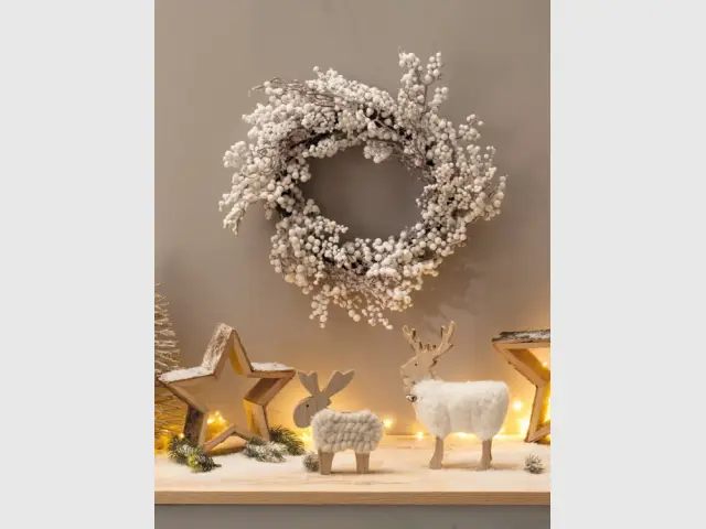 Une couronne de Noël avec des branches de gui