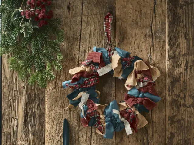 Une couronne de Noël en tissu