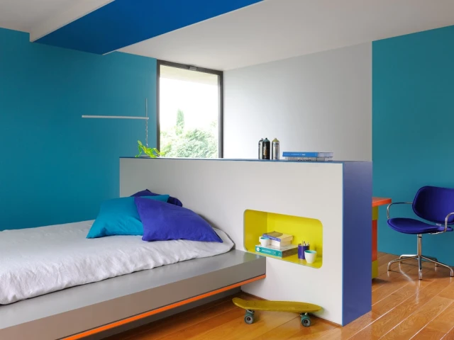 Des couleurs vibrantes pour une chambre d'ado