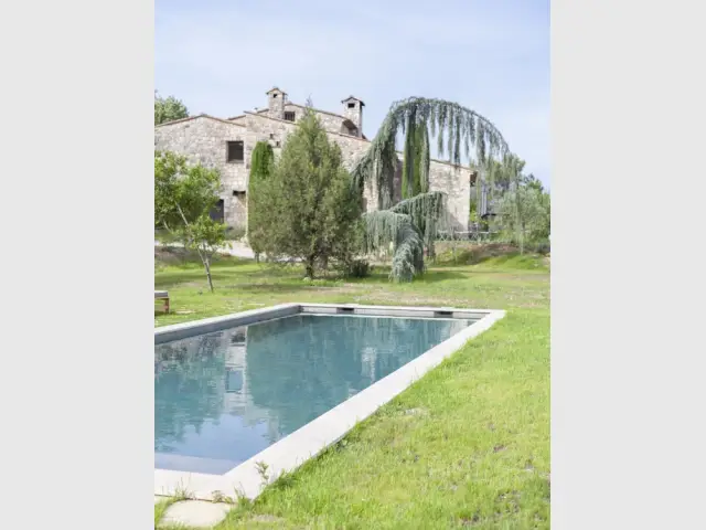 Une piscine avec vue