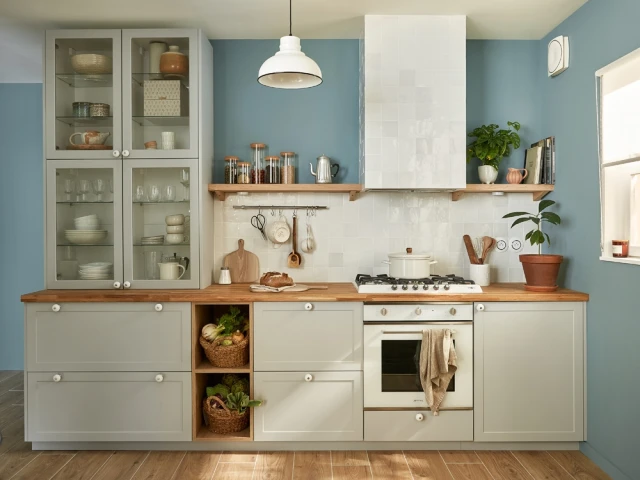 Un mur bleu ciel dans la cuisine