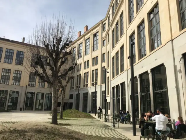 Une terrasse accueillante et partagée - Hotel Pilo Lyon