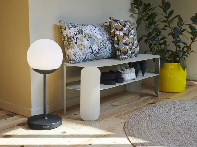 Original, la table basse transformée en meuble pour ranger les chaussures