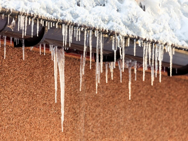 illustration de maison sous la neige et verglas